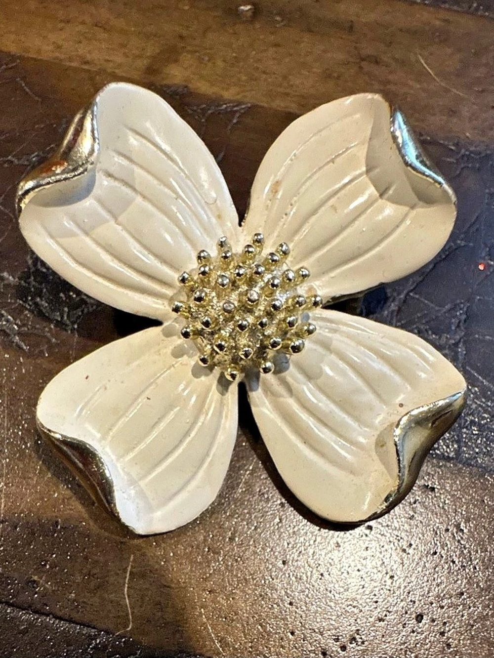 VTG Signed Gerry’s White Enamel Dogwood Flower Brooch Gold Tone 1.5”